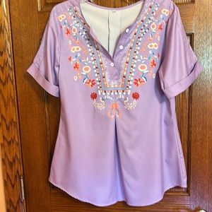 Lilac designed top. Large NWOT